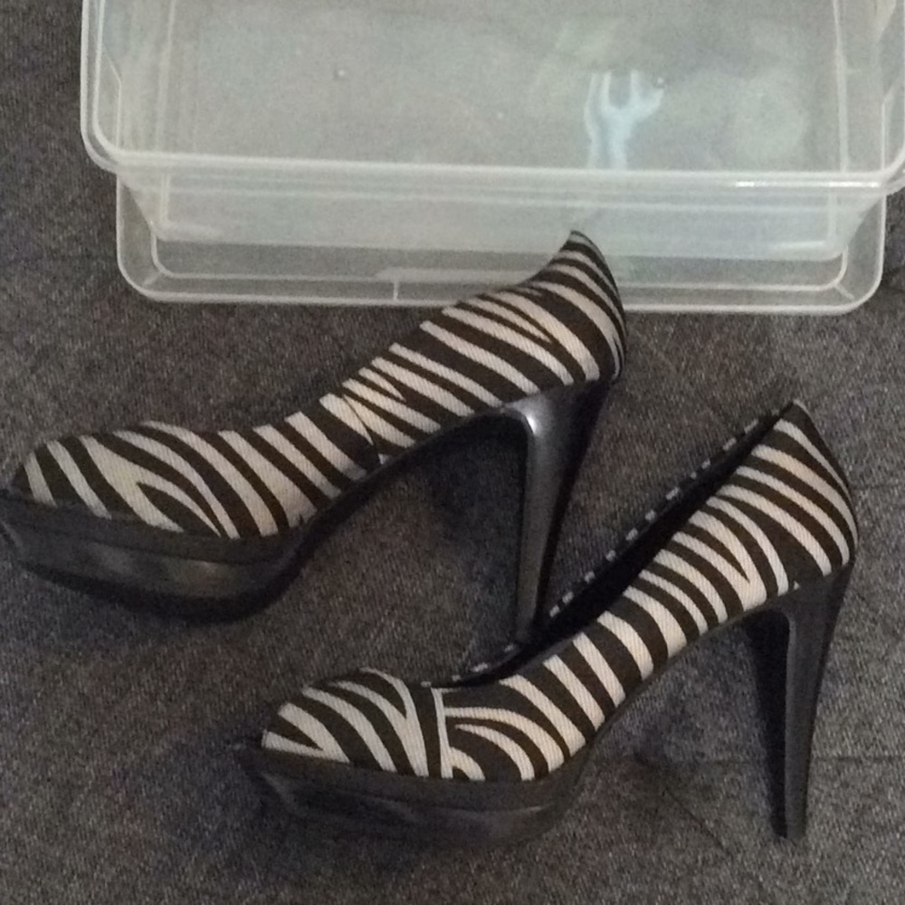 NWOT.  Ladies Moda Peep Toe Heels - Picture 4 of 8